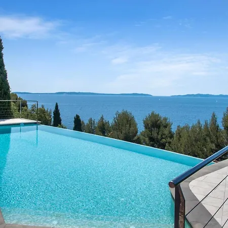 Villa Aigue-belle Sleeps 8 Pool Air Con Wifi
