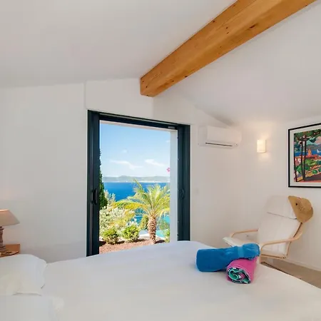 Aigue-belle Sleeps 8 Pool Air Con Wifi *