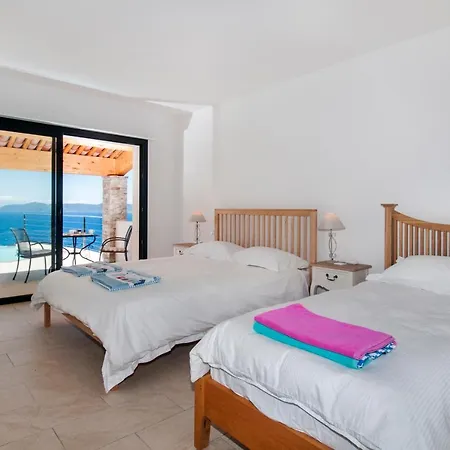 Aigue-belle Sleeps 8 Pool Air Con Wifi