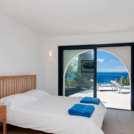 Villa Aigue-belle Sleeps 8 Pool Air Con Wifi *